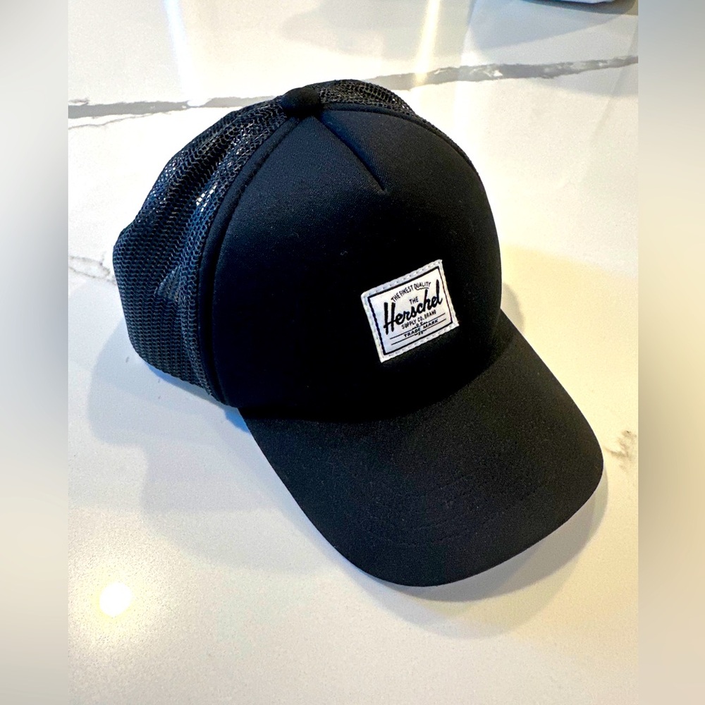 BRAND NEW WITHOUT TAGS. HERSCHEL INFANT BLACK TRUCKER HAT.